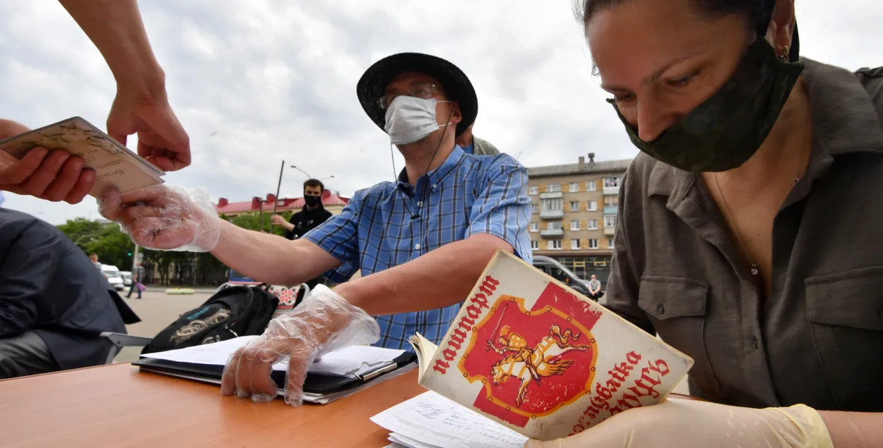 “Свободу Тихановскому!”: сбор подписей за выдвиженцев в президенты на Комаровке 