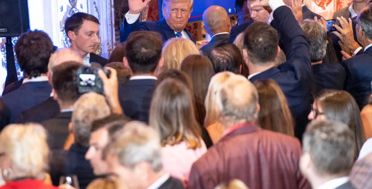 Трамп на вечеринке в честь промежуточных выборов в своём особняке во Флориде /&nbsp;The New York Times
