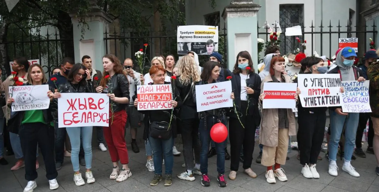 Пугают задержаниями: белорусам не дают собираться возле посольства РБ в Москве