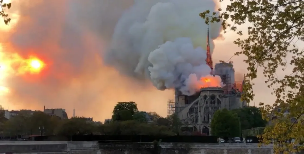 Пожар в соборе Парижской Богоматери / Reuters