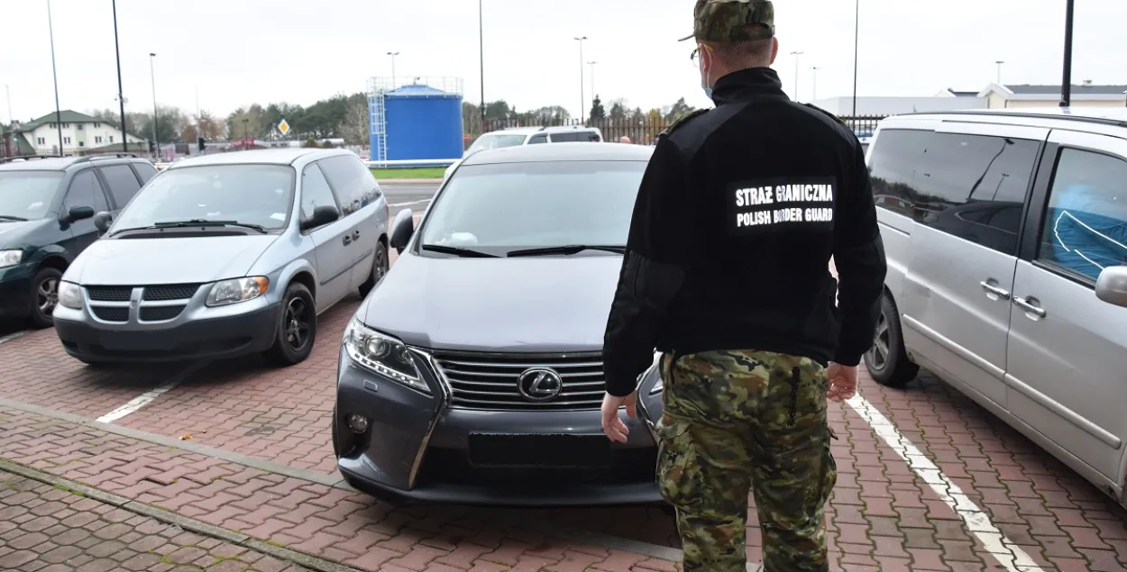 На польскай мяжы беларуска даведалася, што яе "Lexus" у вышуку