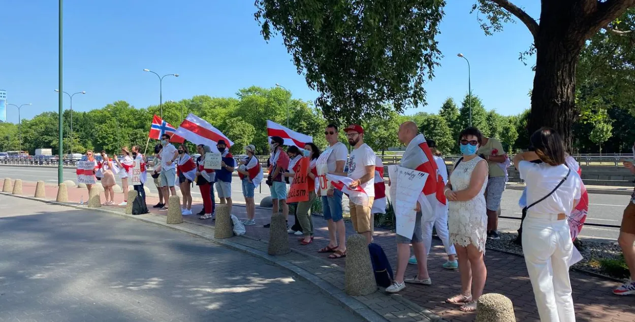Протест белорусов возле норвежского посольства в Варшаве​ / Еврорадио