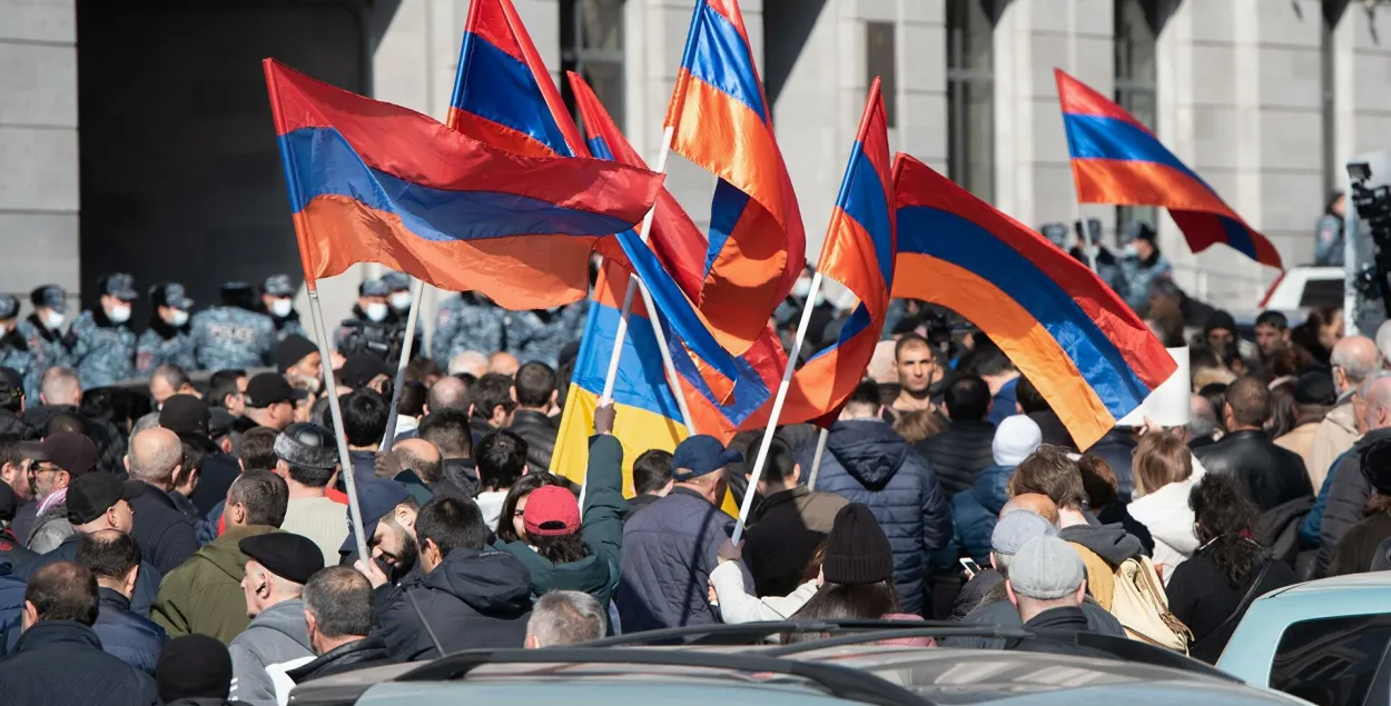 Оппозиция вышла к зданию парламента в Ереване