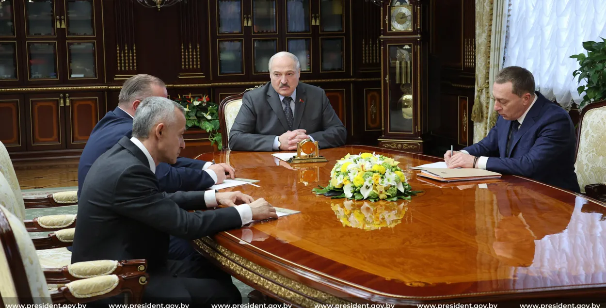 Василий Матюшевский (слева на переднем плане) на совещании 26 апреля​ / president.gov.by