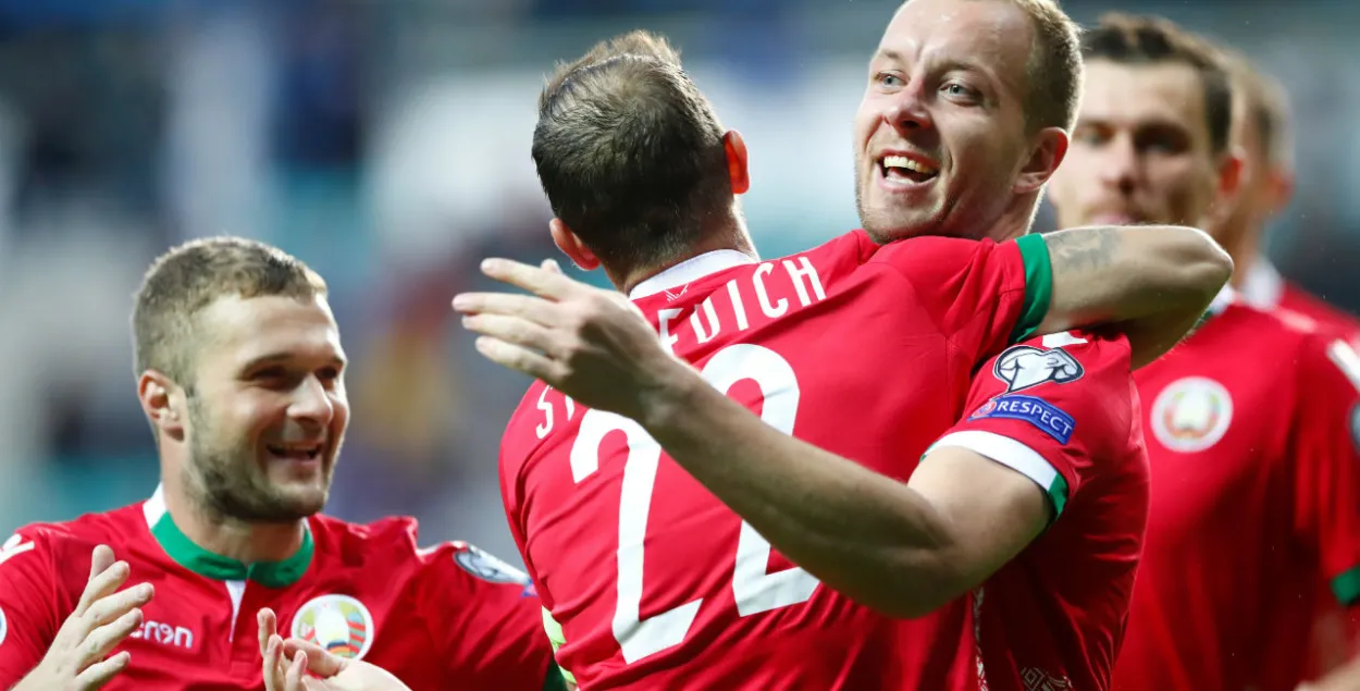 Белорусские футболисты радуются после забитого первого гола / Reuters​