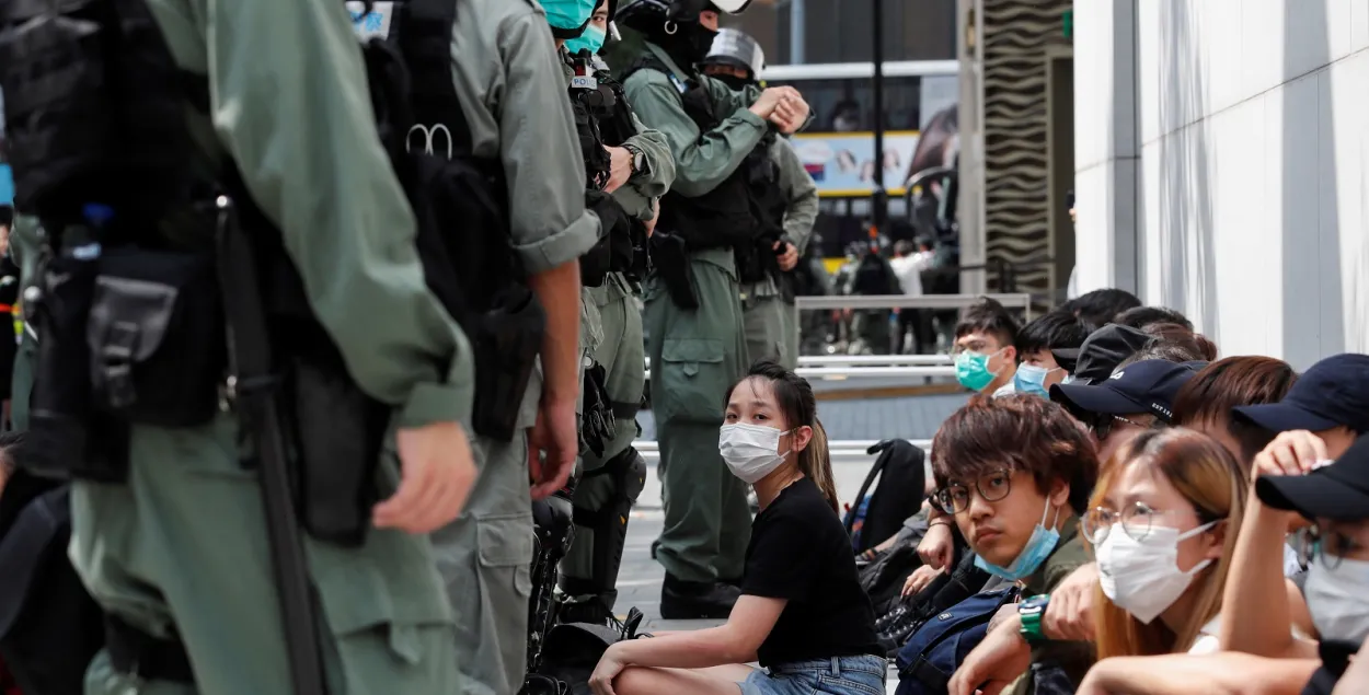 Задержанные в Гонконге участники очередной акции протеста, 27 мая 2020-го / Reuters​