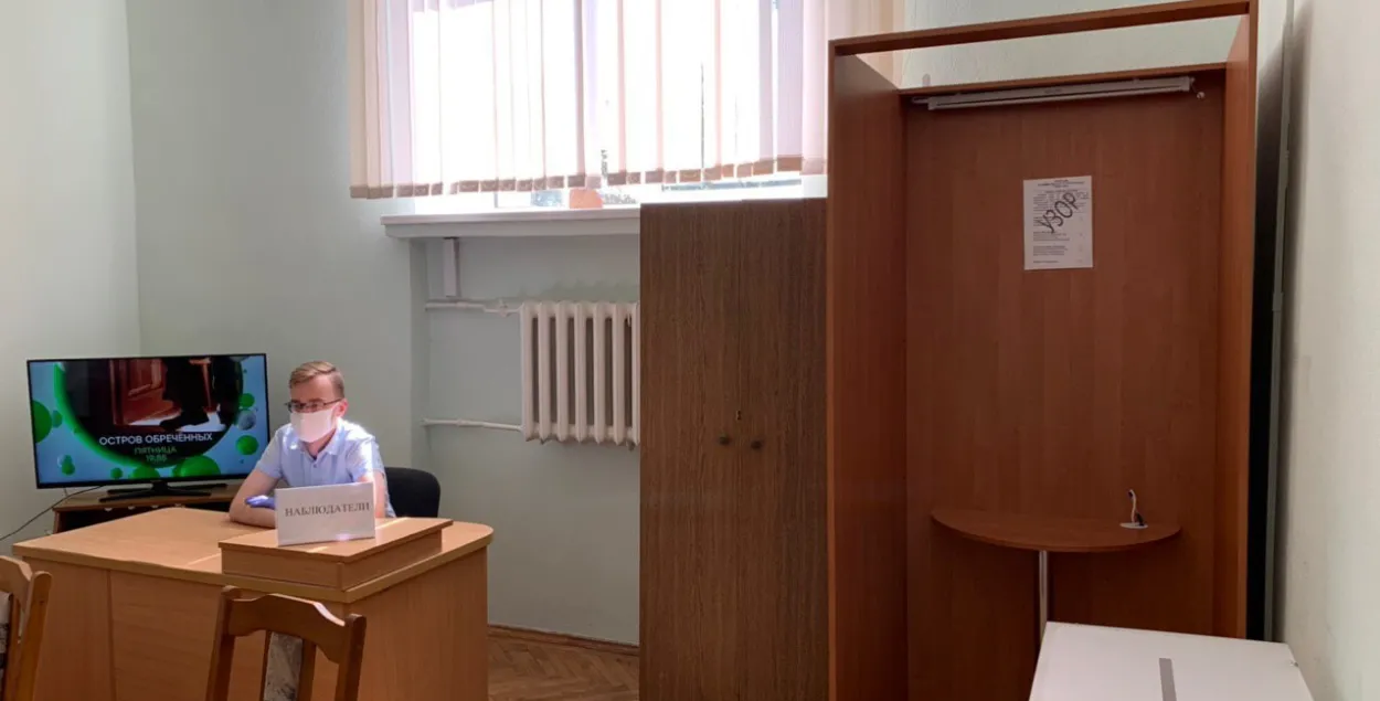 За заклеенным стеклом: как прошёл первый день досрочного голосования в Беларуси 
