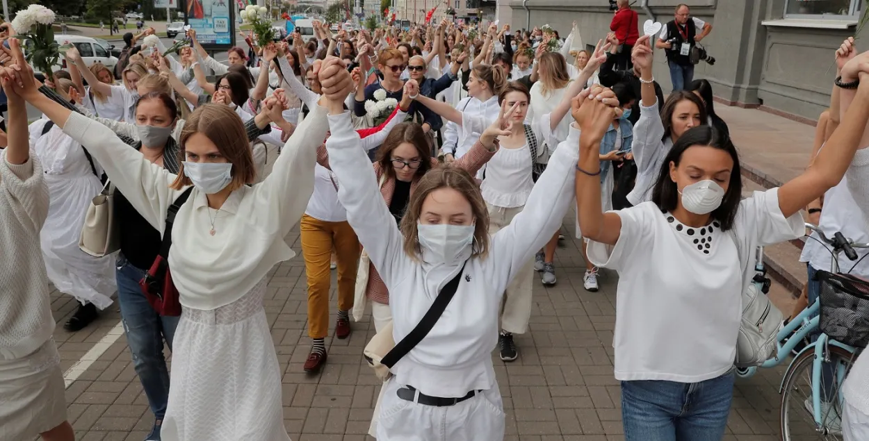 Женщины на улицах Минска, 12 августа 2020-го / Reuters
