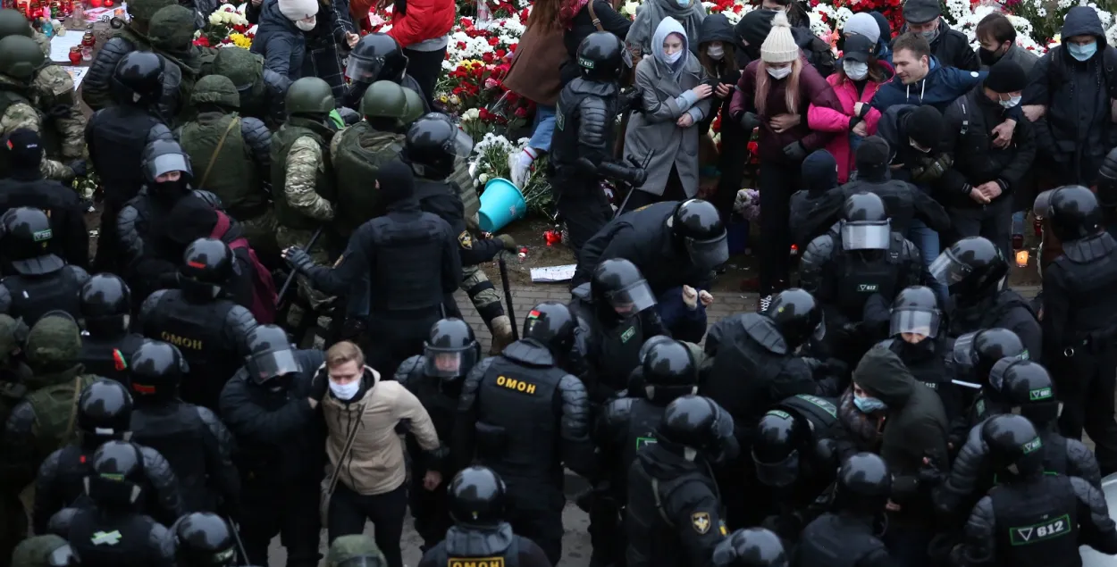 Уничтожение силовиками народного мемориала Романа Бондаренко в Минске, 15 ноября 2020-го / Reuters​