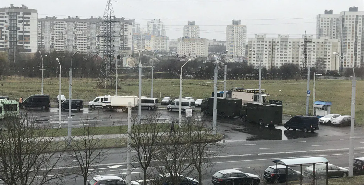 Перед акцией протеста в Минск съезжается военная техника