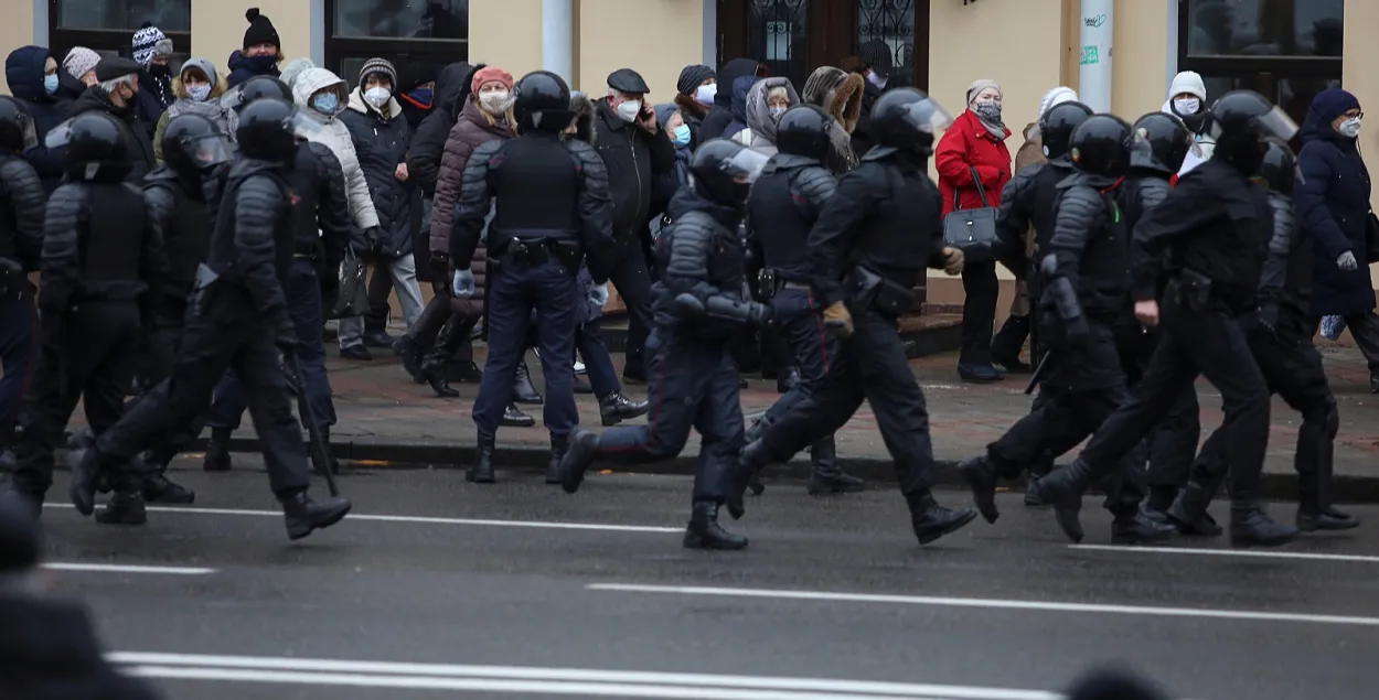 Силовики против пенсионеров. Минск, 30 ноября 2020-го / Reuters​