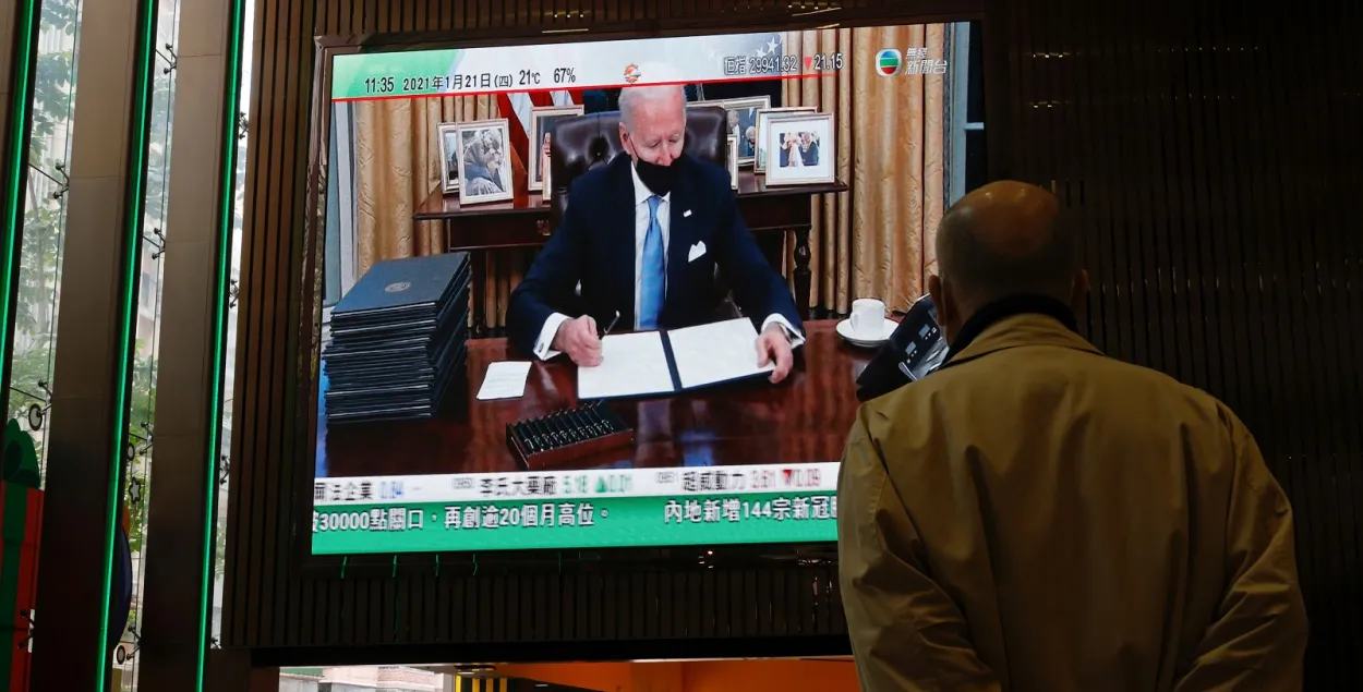 В Гонконге следят за первыми шагами Байдена на посту президента США / Reuters