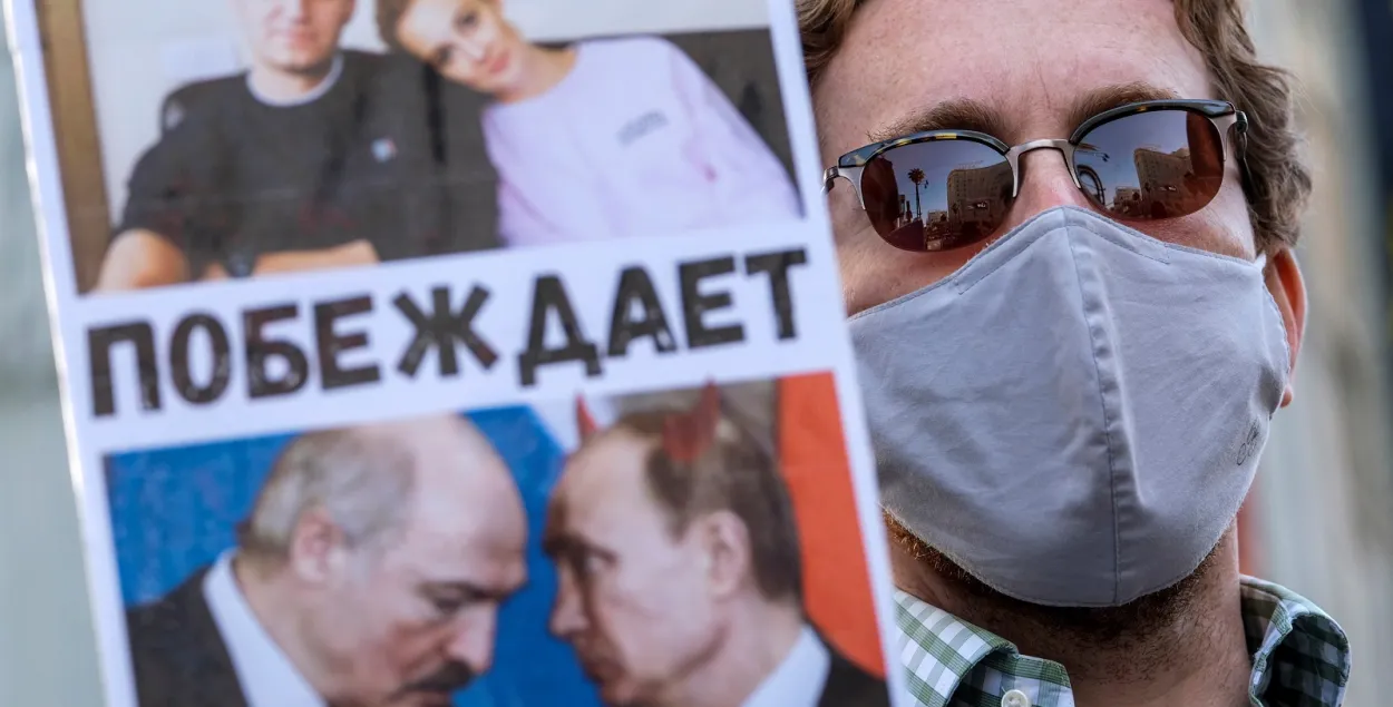 Акции в поддержку Алексея Навального проходят в разных странах мира / Reuters​