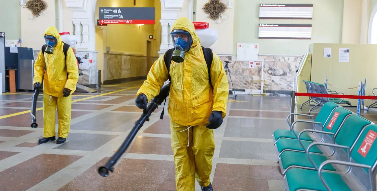 Дезинфекция на железнодорожной станции в Москве / Reuters​