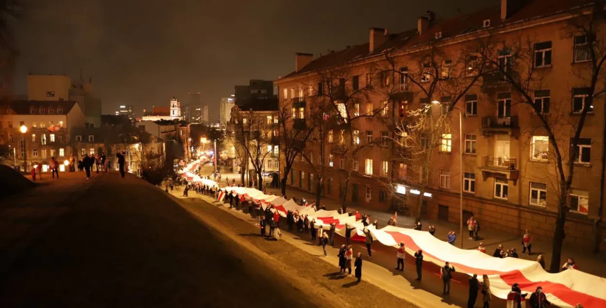 Огромный бело-красно-белый флаг в Вильнюсе / @tsikhanouskaya​