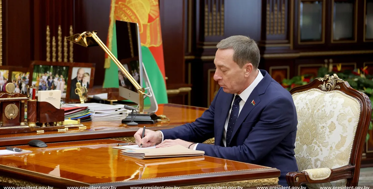 Николай Снопков записывает слова Александра Лукашенко / president.gov.by​