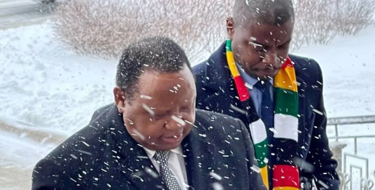 Гостей из Зимбабве в Минске засыпало снегом / Пресс-служба Лукашенко
