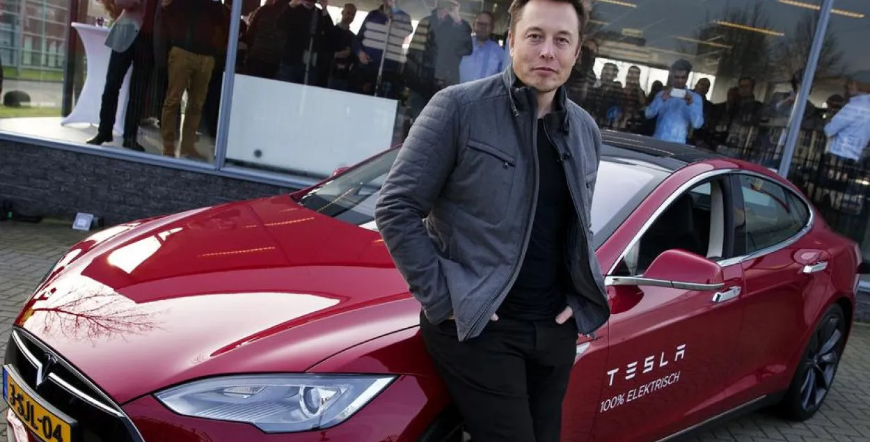 Ілон Маск на фоне Tesla / Deutsche Welle