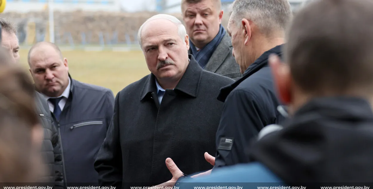 Аляксандр Лукашэнка падчас візіту на Добрушскую папяровую фабрыку / president.gov.by​