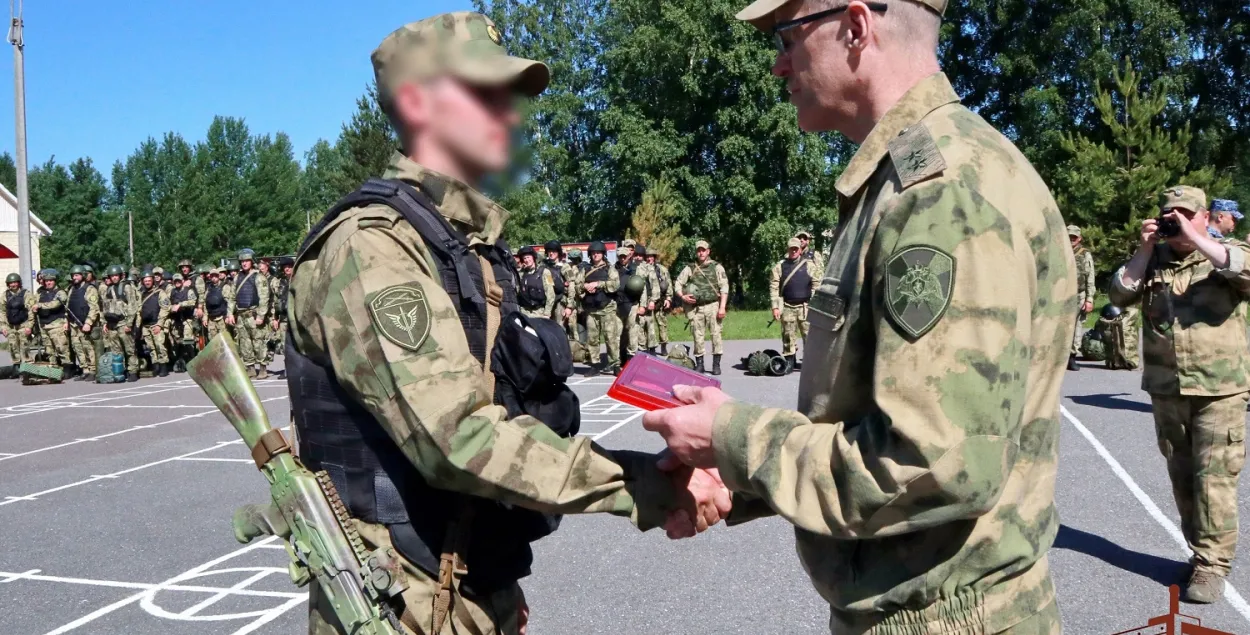 Участник войны в Украине получает награду / vk.com/rosgvard_official​