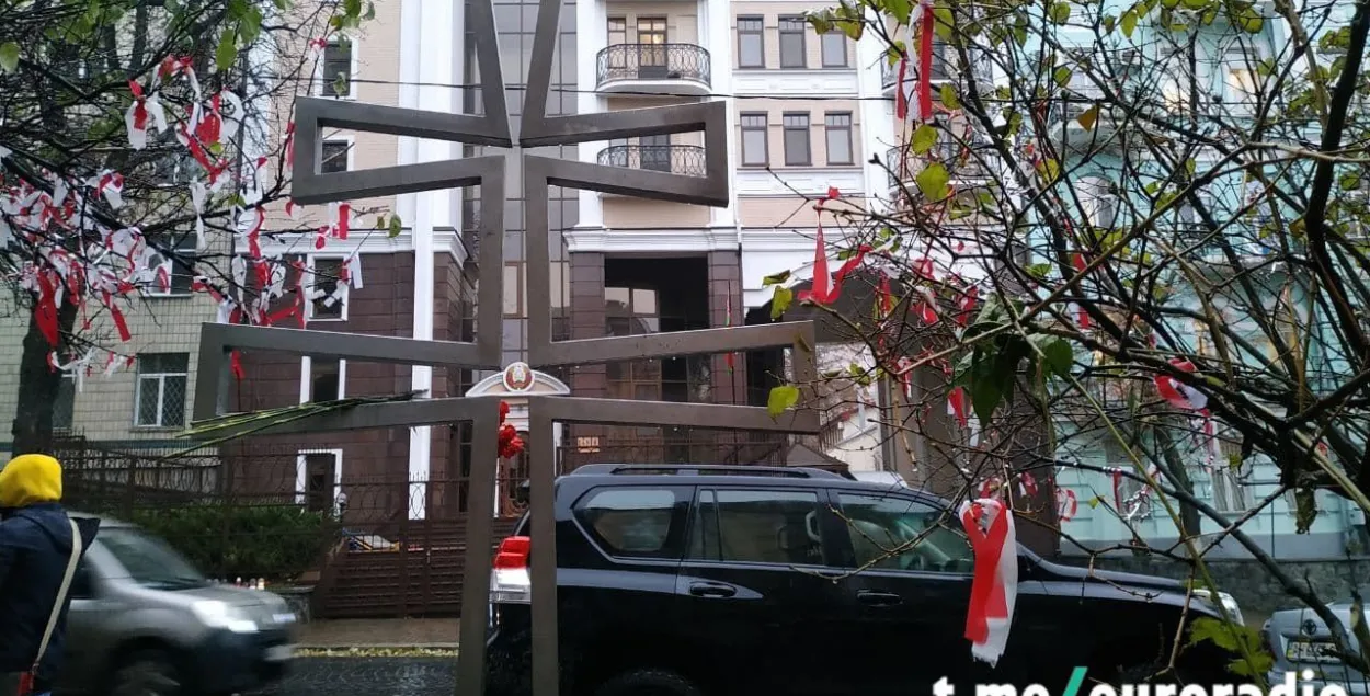 Недавно возле белорусского посольства в Киеве установили памятный крест, чтобы почтить память погибших протестующих в Беларуси
