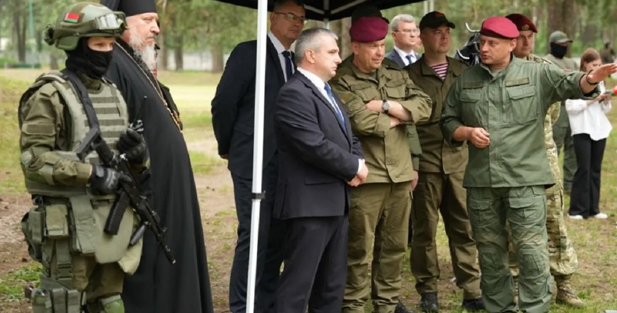 Архиепископ Стефан слева возле вооруженного бойца, в центре — Иван Крупко и Николай Карпенков / gp.by

