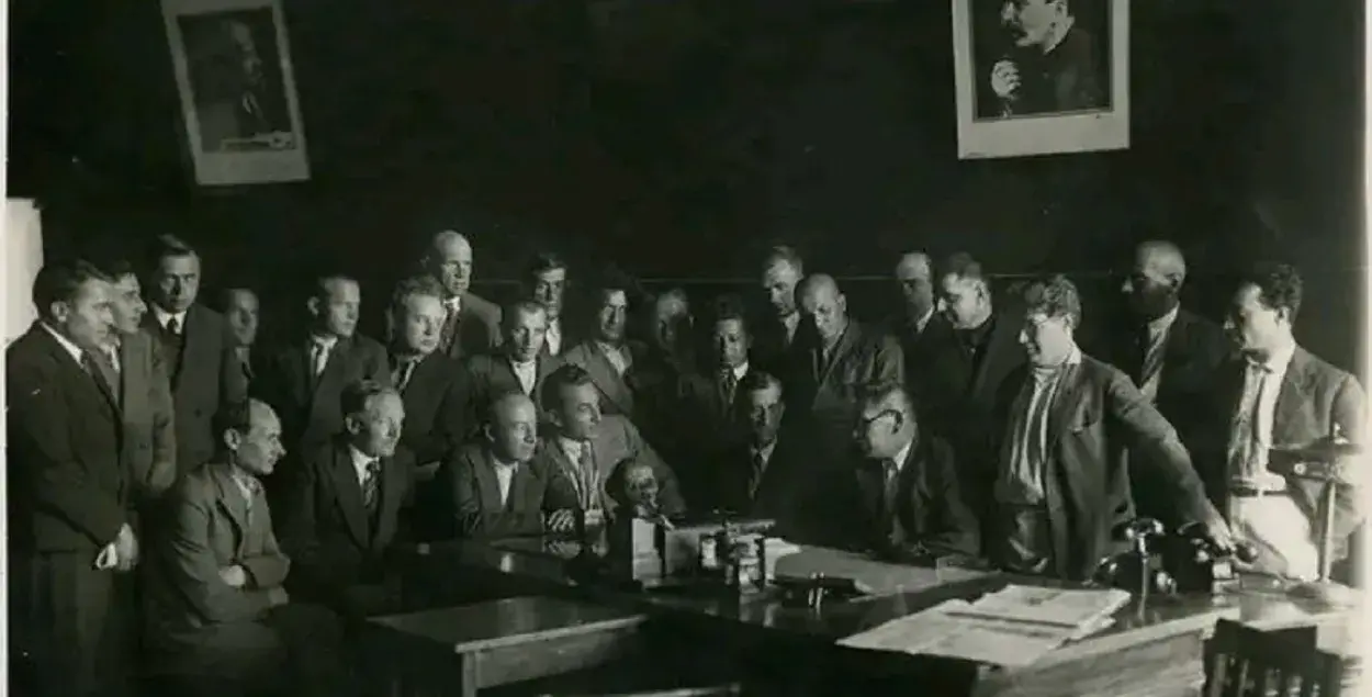 Фото белорусских и грузинских писателей в Минске, около 1935 года / t.me/kufar_starazytnasc
