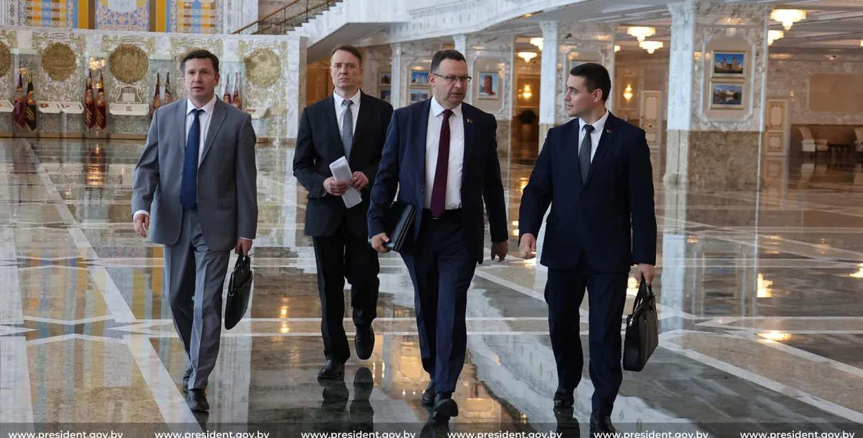 Дмитрий Пиневич (второй справа) идет на доклад к Александру Лукашенко​&nbsp;/ president.gov.by