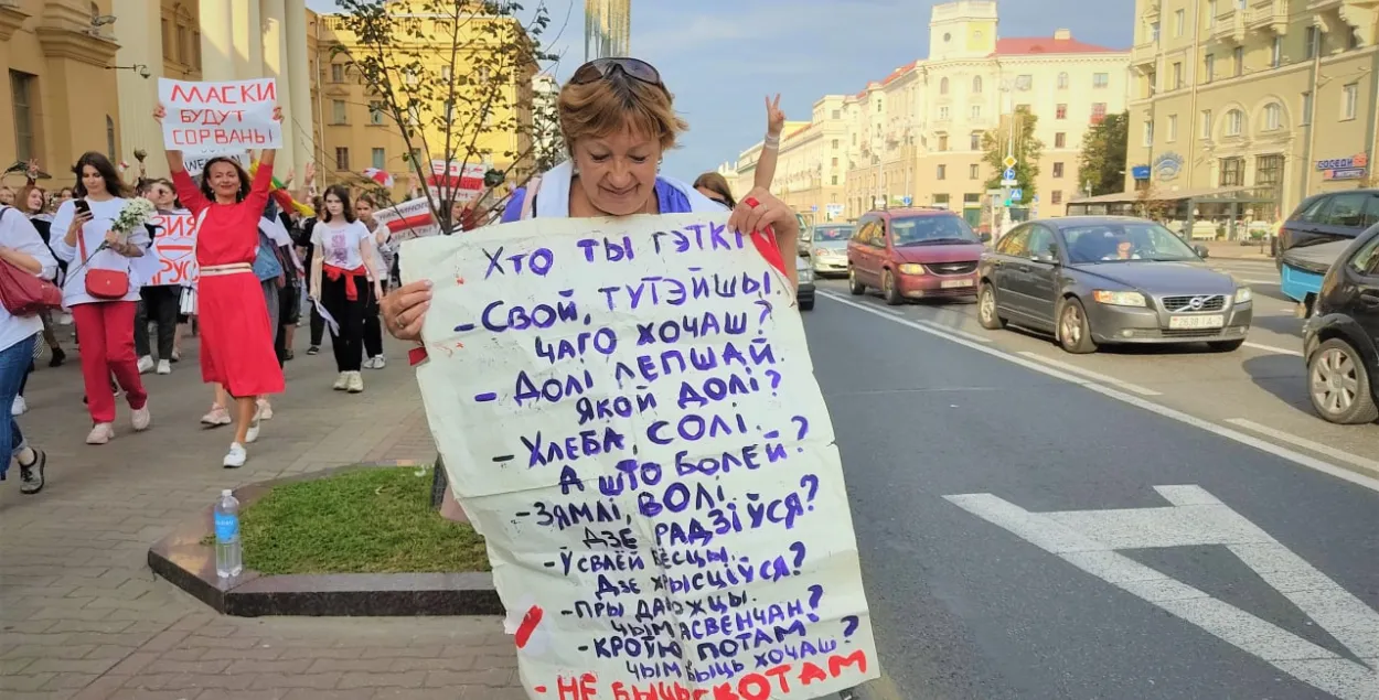 Галина Логацкая на уличной акции в 2020 году​ 