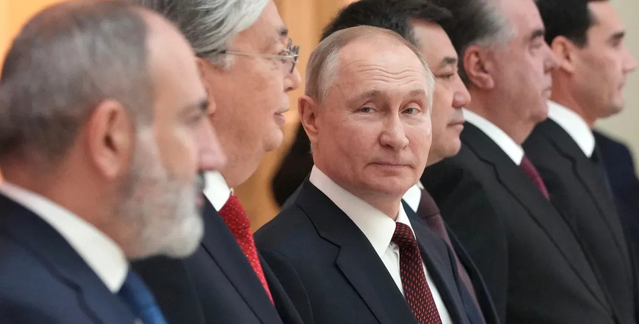 Владимир Путин хитро улыбается на саммите лидеров СНГ / Kremlin.ru
