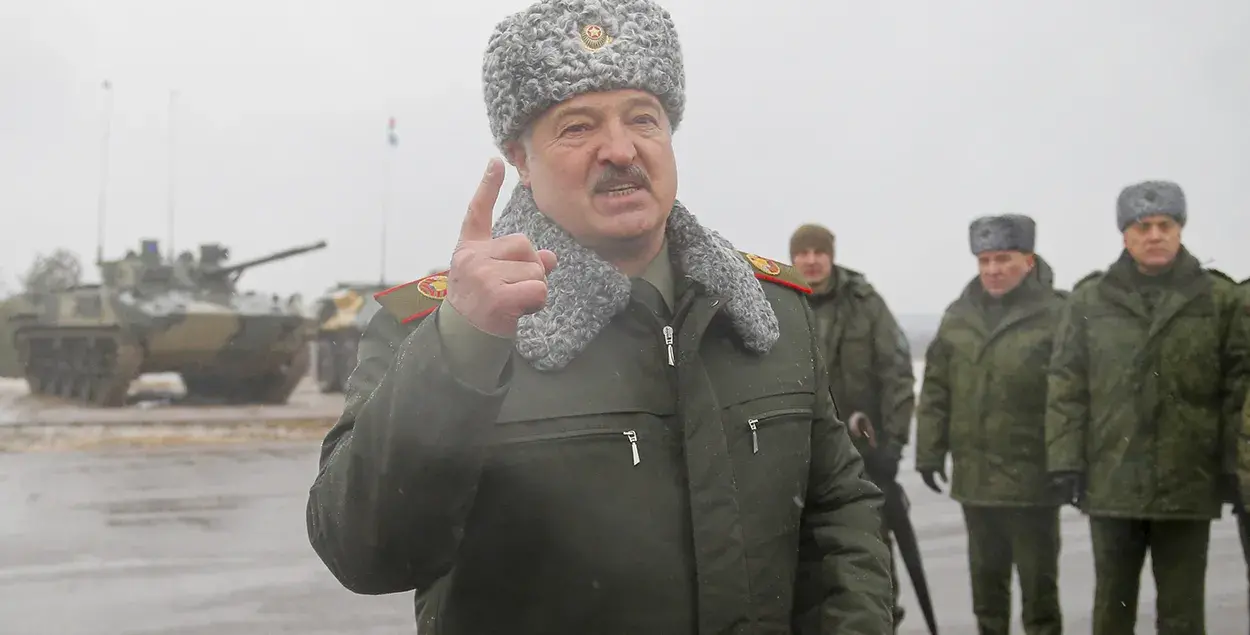 Александр Лукашенко на военных учениях / AP
