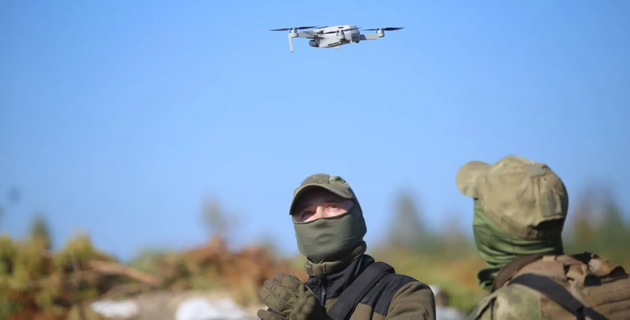 Белорусские военные и дрон / Ваяр
