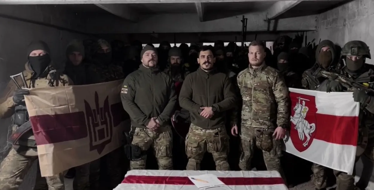 Родион Батулин (четвёртый слева) среди бойцов Белорусского добровольческого корпуса / t.me/BDK022
