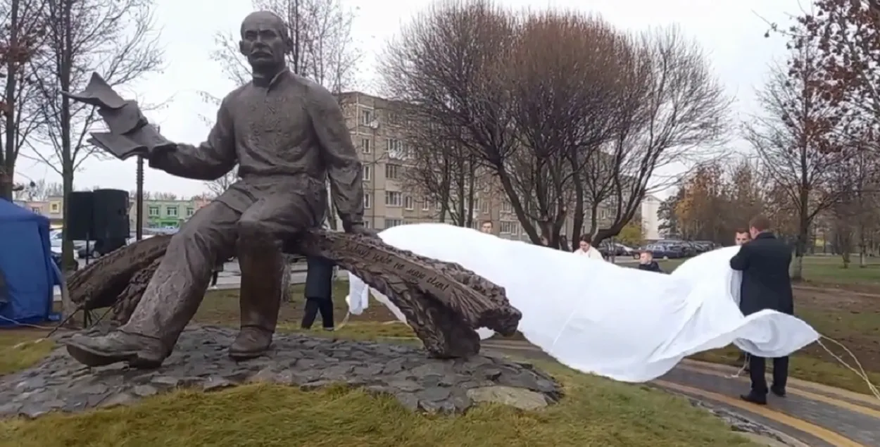 Открытие памятника классику белорусской литературы / скриншот из видео
