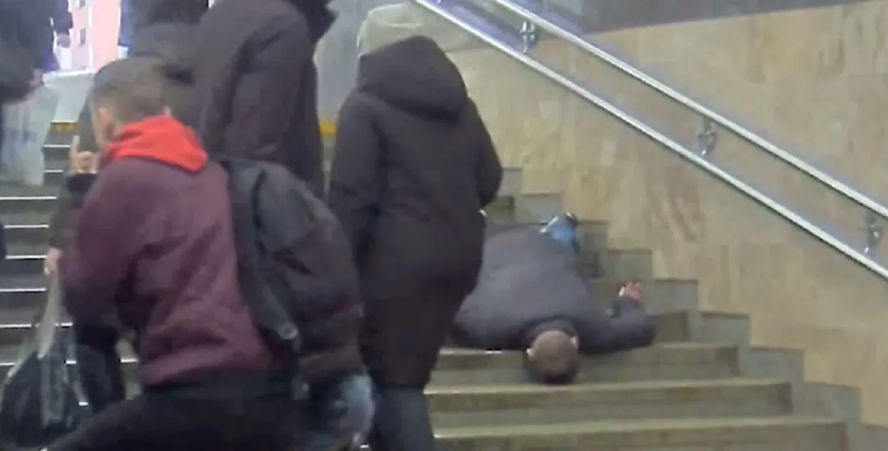 Пострадавший в переходе станции метро / Скриншот с видео t.me/police_minsk
