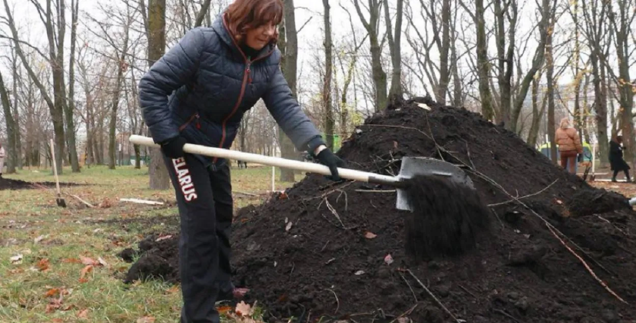 Председатель Совета Республики Наталья Кочанова работает с лопатой в руках / t.me/sovrep
