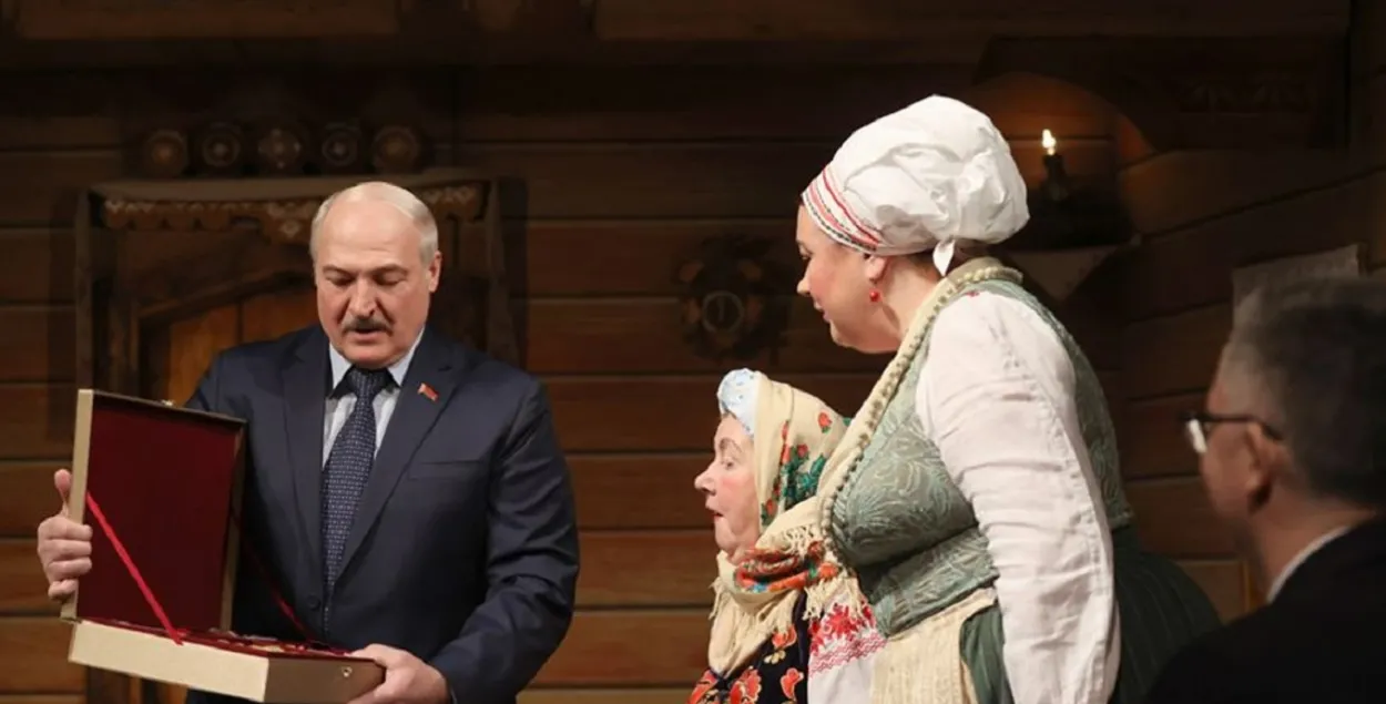 Александр Лукашенко в Купаловском театре / БЕЛТА
