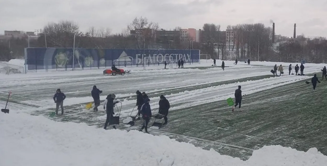 Футбалісты прыбіраюць снег на стадыёне ў Мінску / t.me/footballby
