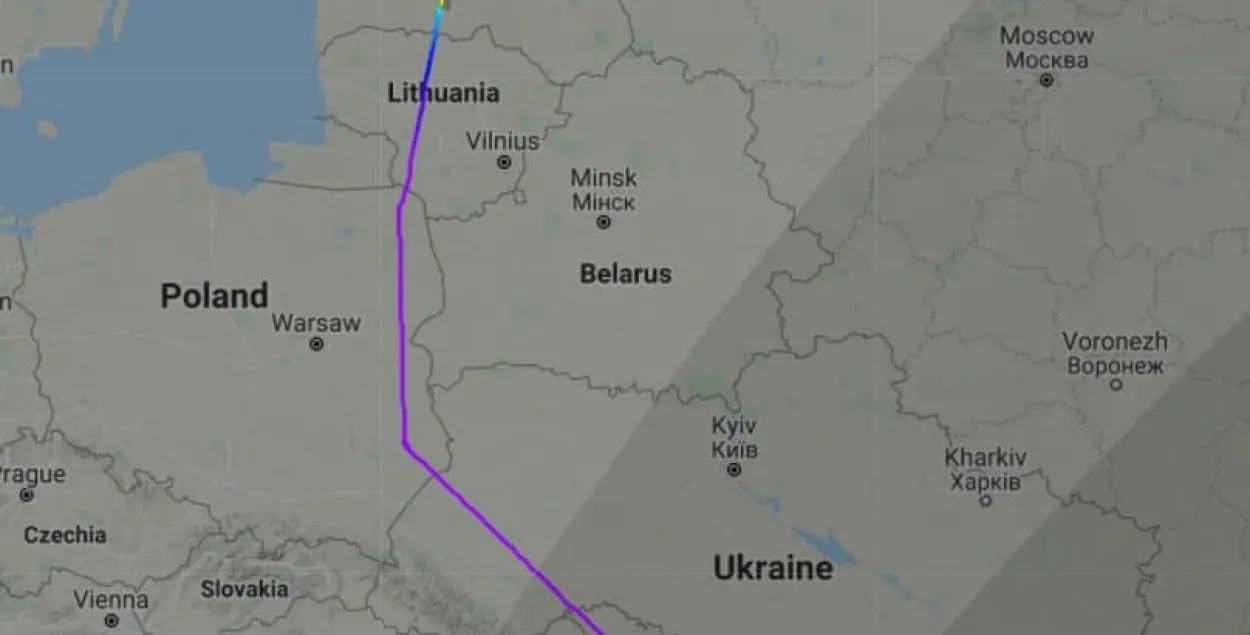 Самолеты компании AirBaltic начали облетать Беларусь стороной