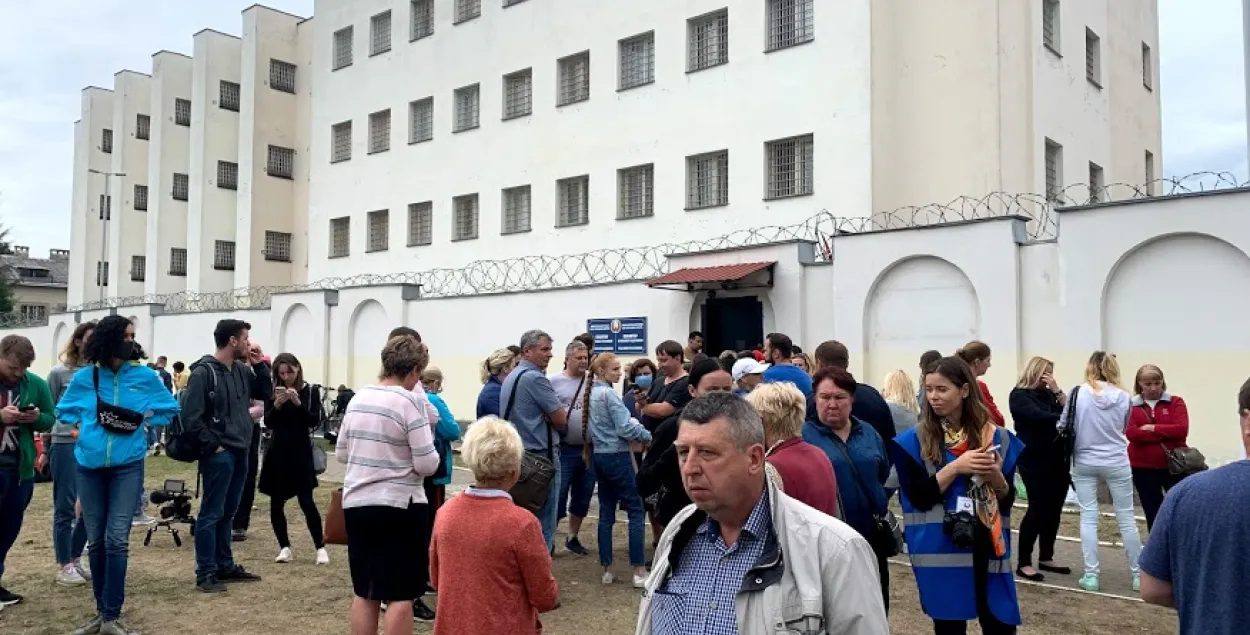 Люди возле Центра изоляции правонарушителей на Окрестина в Минске​ / Еврорадио