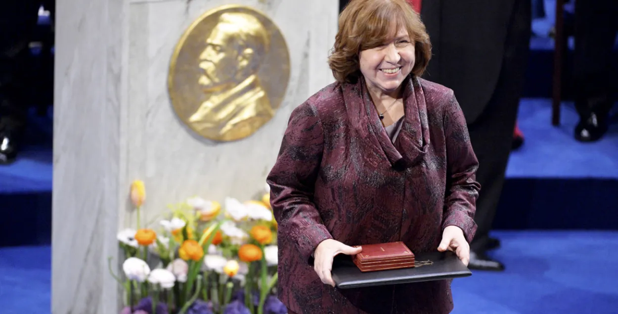 Светлана Алексиевич во время получения Нобелевской премии / Reuters