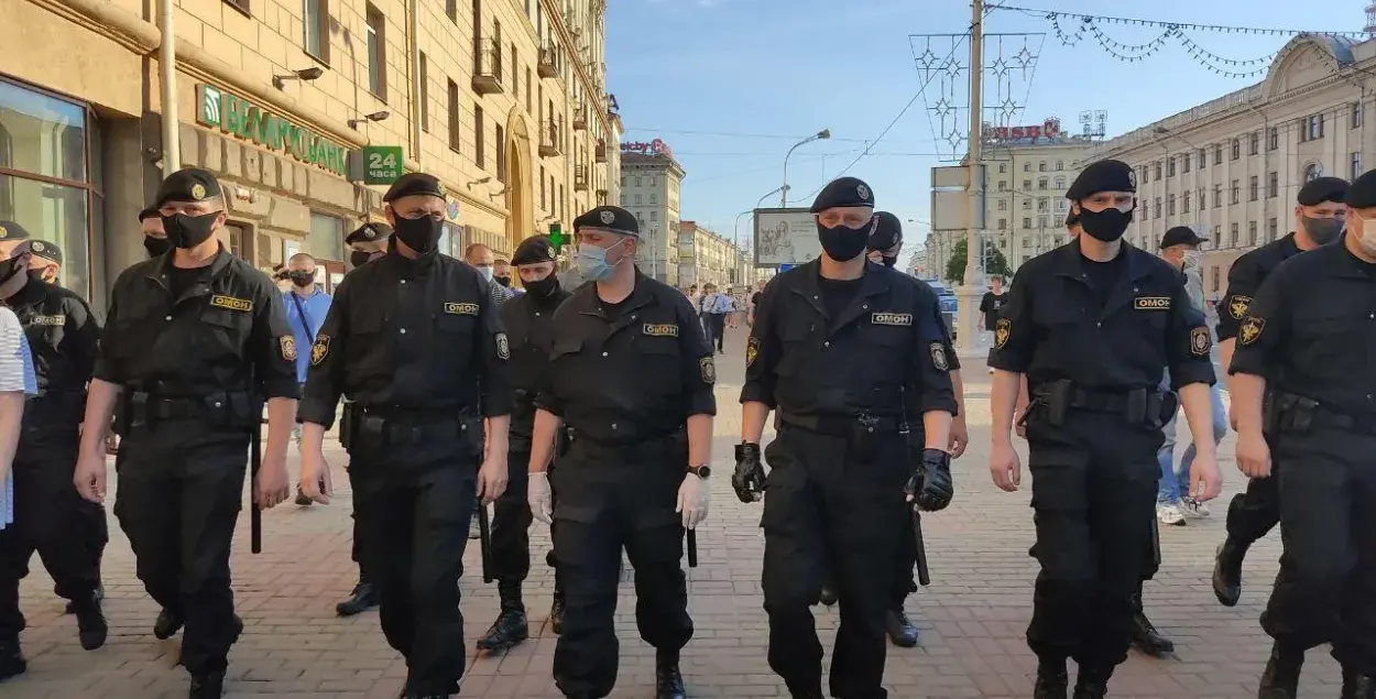 Riot police dispersing Solidarity Chain in Minsk / Euroradio.