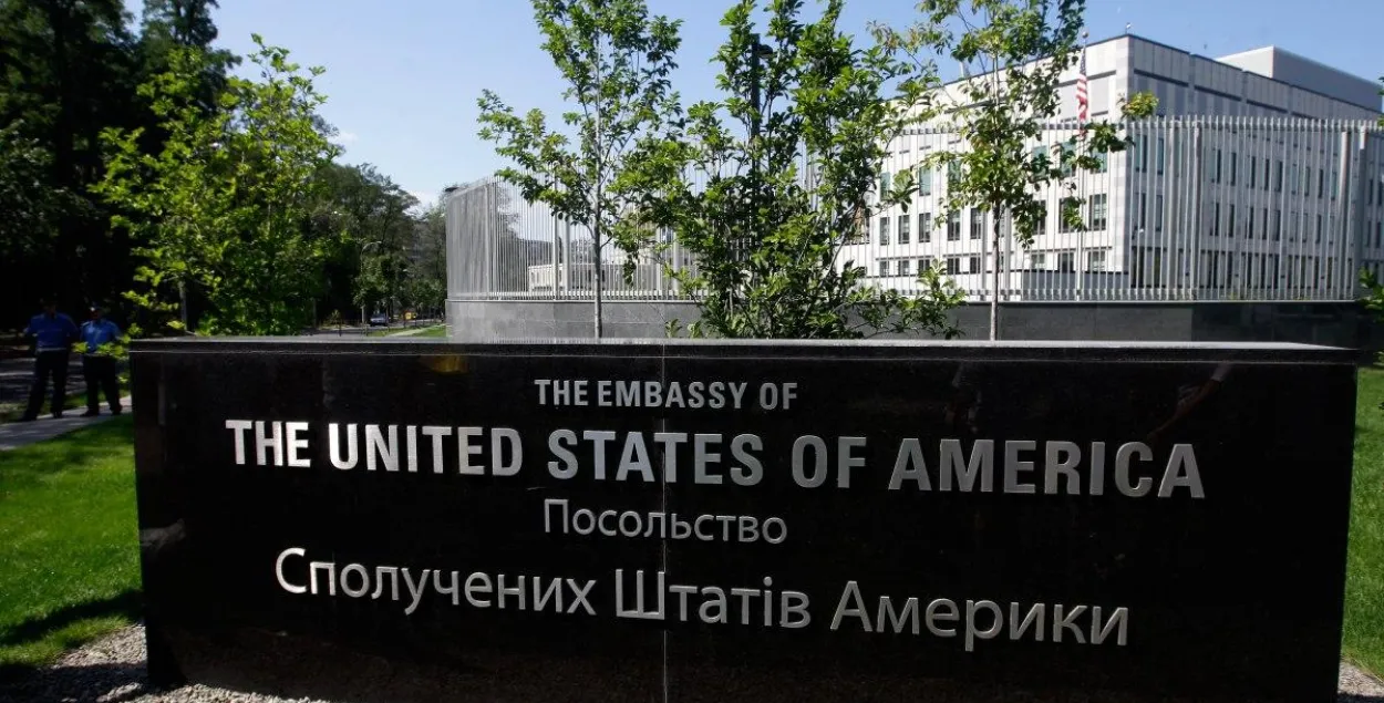 Посольство США в Киеве призвало граждан своей страны срочно покинуть Украину