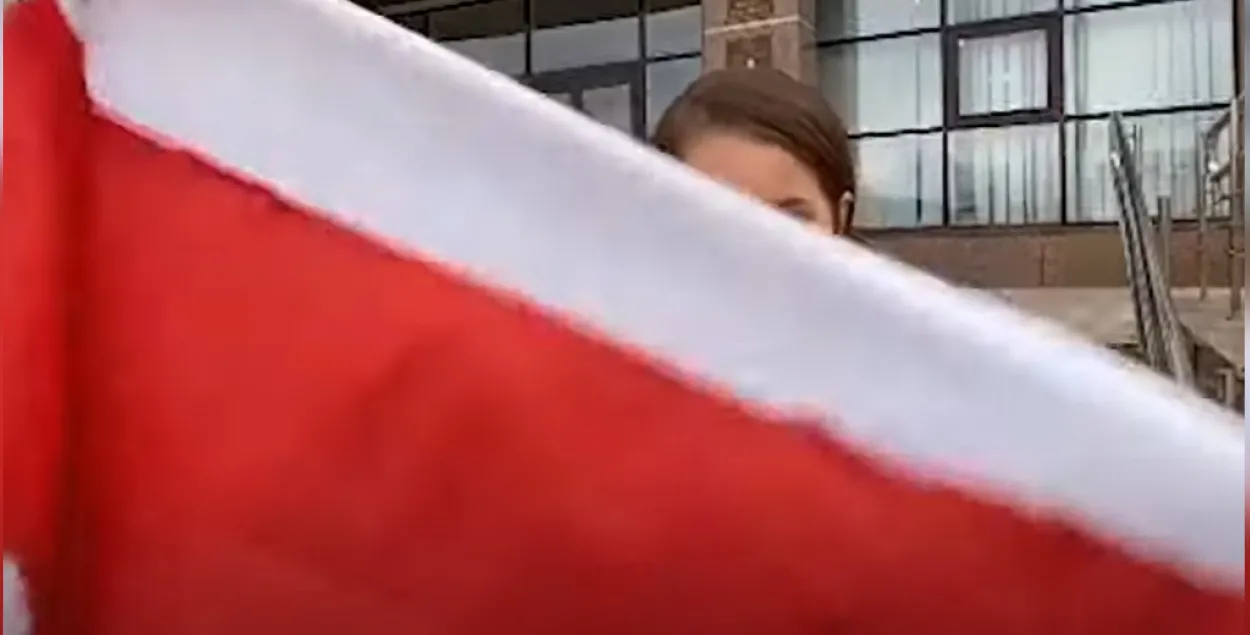Арина Коршунова и флаг / Скриншот с видео Еврорадио​