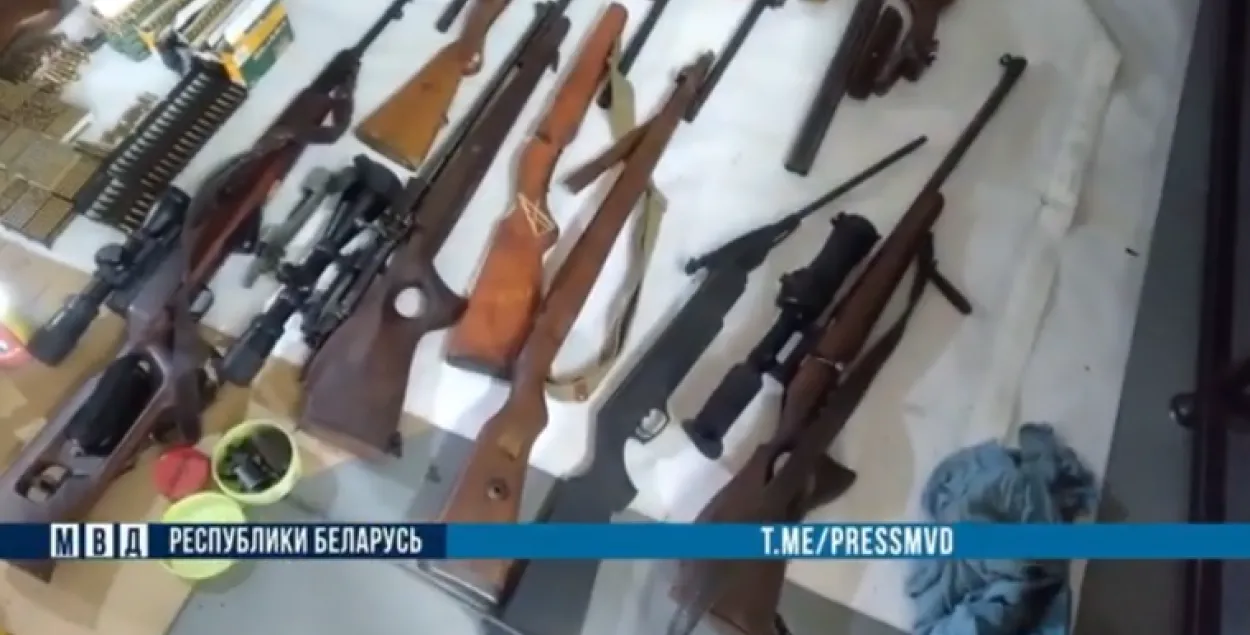 Найденные оружие и боеприпасы / Скриншот с видео МВД​