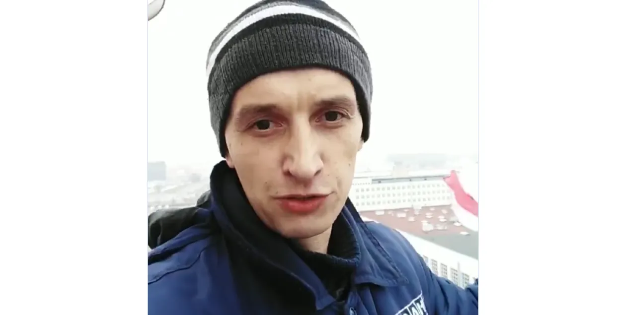 Виктор Манкевич на трубе завода / Скриншот с видео​