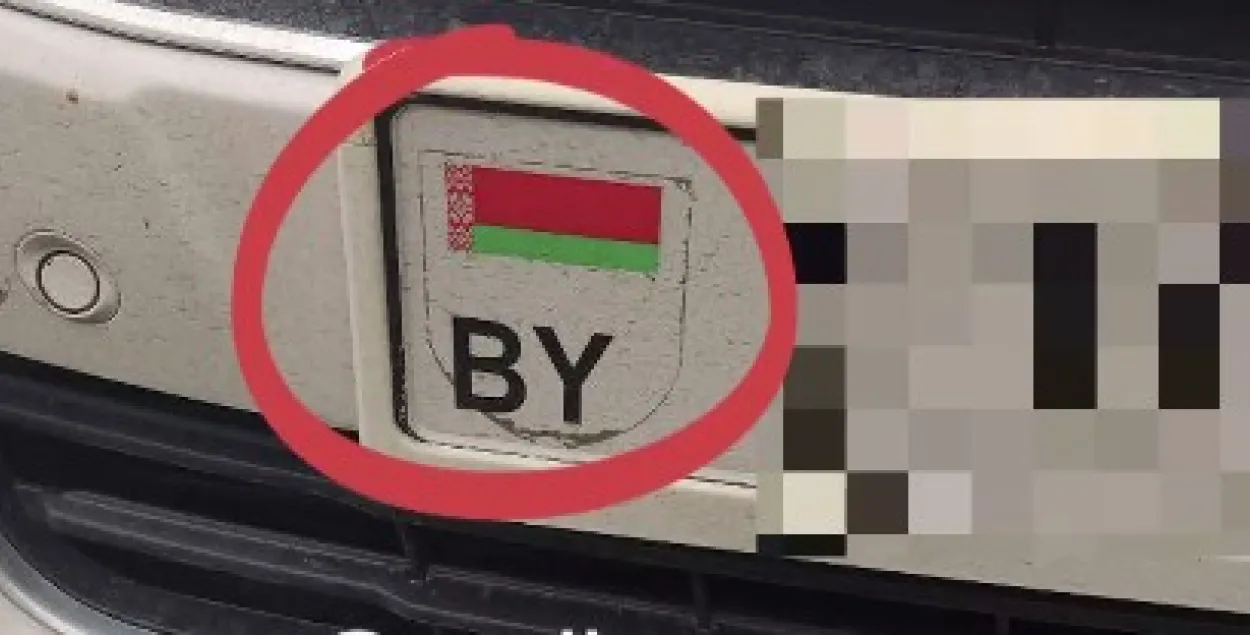 Наклейку с Погоней владелец авто отклеил ранее и сам / скриншот видео
