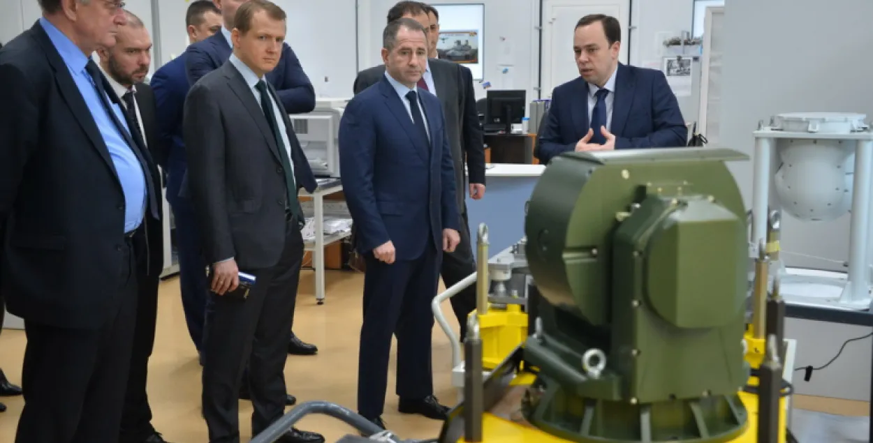 Russia&#39;s Ambassador Mikhail Babich is observing some Belarus-made military equipment&nbsp;/ belarus.mid.ru​