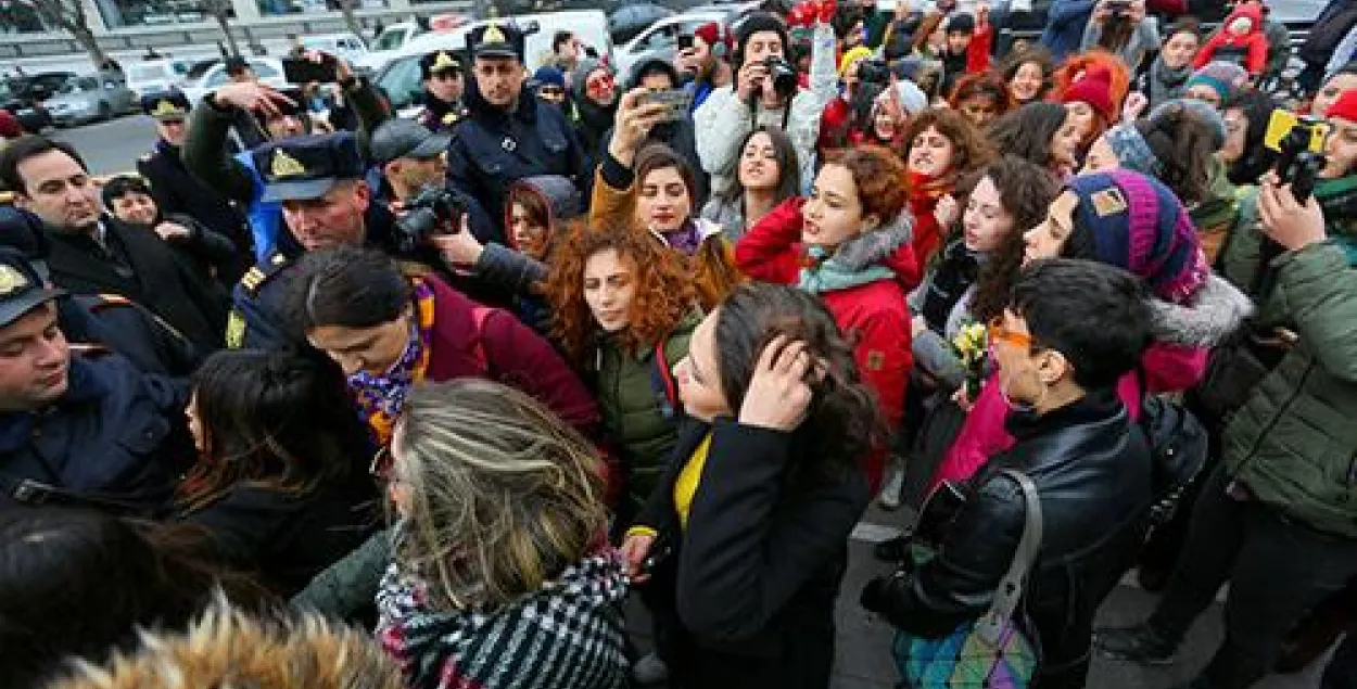 Азербайджанская паліцыя сарвала марш феміністак у Баку