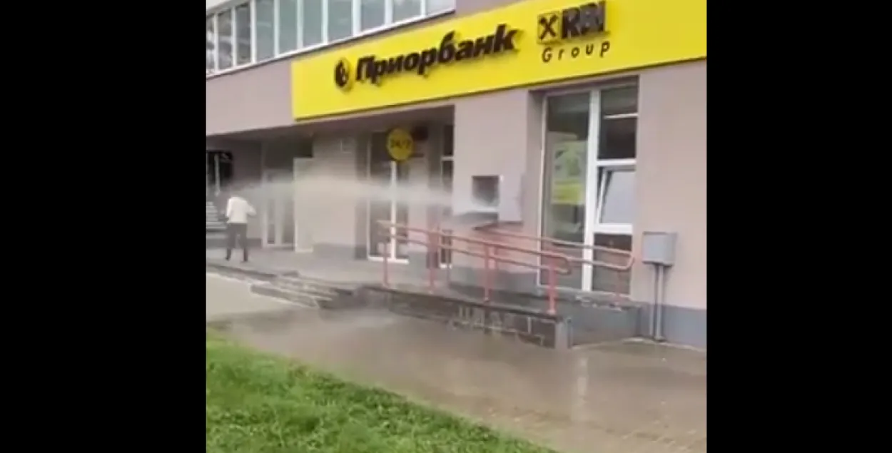Банкомат поливал людей водой / Кадр из видео​